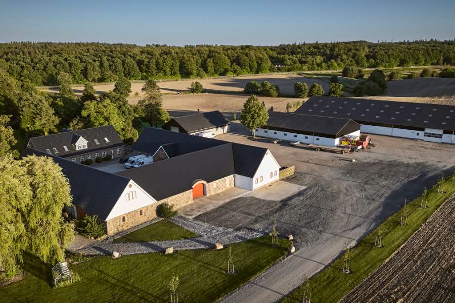 Fra fæstebonde-gård til fremtidssikret landbrug med moderne stålprofiler, 